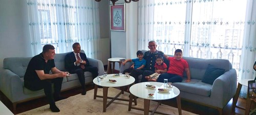 Kaymakamımız 15 Temmuz Demokrasi ve Milli Birlik Günü münasebetiyle 15 Temmuz Gazimiz Habip Kiraz ve kıymetli ailesini evlerinde ziyaret etti