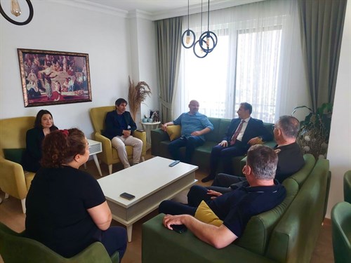 Kaymakamımız 15 Temmuz Demokrasi ve Milli Birlik Günü münasebetiyle 15 Temmuz Gazimiz Erhan SÖYLEYİCİ ve kıymetli ailesini evlerinde ziyaret etti